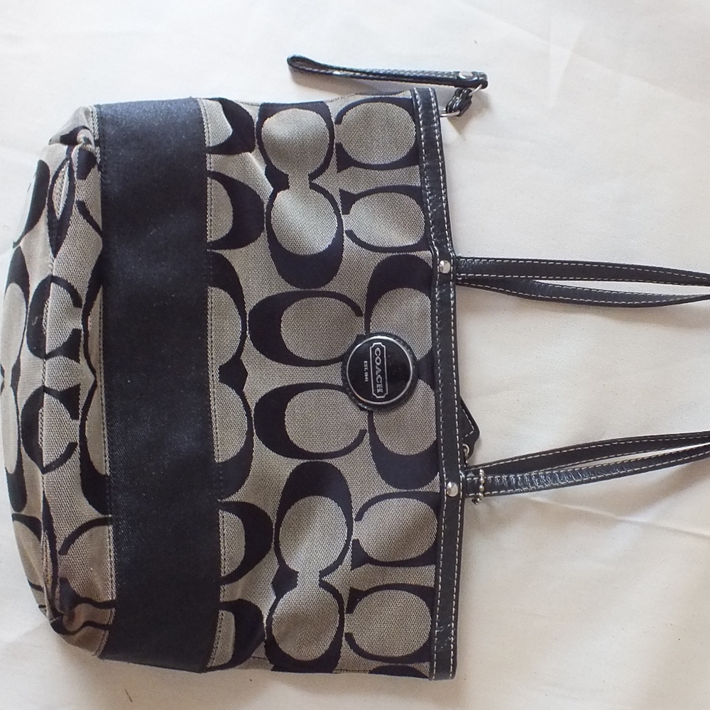 Simple Black and Grey COACH PURSE | MEDIUM SIZED